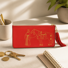 Cargar esta imagen a la galería, Cartera Roja con el Caballo del Tributo - Lifestyle cotidiano - imagen complementaria 1