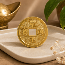 Cargar esta imagen a la galería, Moneda China Dorada - Lifestyle cotidiano - imagen complementaria 1