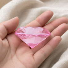 Cargar esta imagen a la galería, Cristal Rosado para Activar el Amor - Lifestyle cotidiano - imagen complementaria 1
