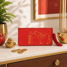 Cargar esta imagen a la galería, Cartera Roja con el Caballo del Tributo - Contexto Feng Shui - imagen complementaria 2