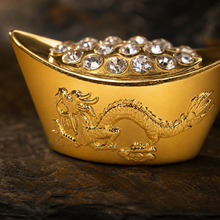 Cargar esta imagen a la galería, Set de 2 Lingotes Dorados con Dragón - Contexto Feng Shui - imagen complementaria 2