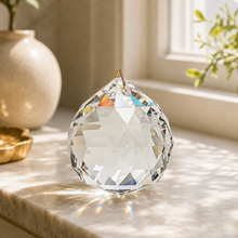 Cargar esta imagen a la galería, Esfera de Cristal Transparente - Lifestyle cotidiano - imagen complementaria 1

