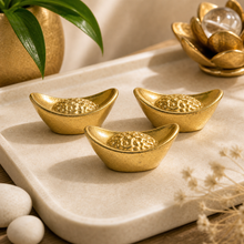 Cargar esta imagen a la galería, Set de 3 Lingotes Dorados en Miniatura - Lifestyle cotidiano - imagen complementaria 1
