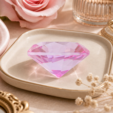 Cargar esta imagen a la galería, Cristal Rosado para Activar el Amor - Lifestyle cotidiano - imagen complementaria 1
