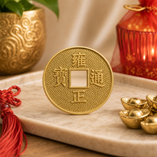 Cargar esta imagen a la galería, Moneda China Dorada - Contexto Feng Shui - imagen complementaria 2
