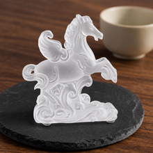 Cargar esta imagen a la galería, Caballo en Cristal - Contexto Feng Shui - imagen complementaria 2

