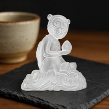 Cargar esta imagen a la galería, Mono en Cristal - Contexto Feng Shui - imagen complementaria 2
