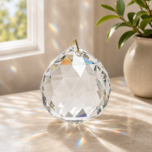 Cargar esta imagen a la galería, Esfera de Cristal Transparente - Beneficio simbolico - imagen complementaria 3
