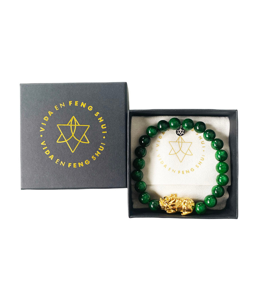Pulsera de jade verde con figura dorada de Pi Yao y presentación de Vida en Feng Shui